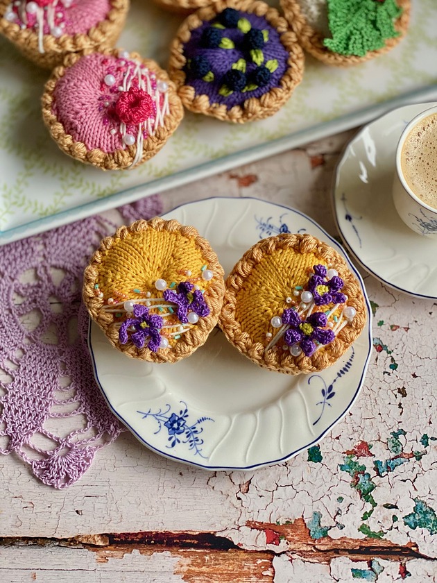 zabawki - inne Szydełkowa babeczka z fioletowymi kwiatami i lukrem
