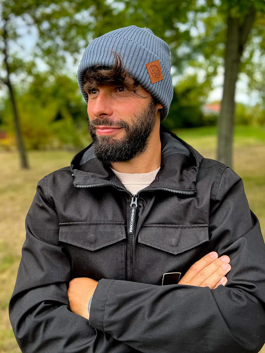 czapki i kapelusze męskie Męska bawełniana czapka beanie logo ekoskórka Ciemny szary