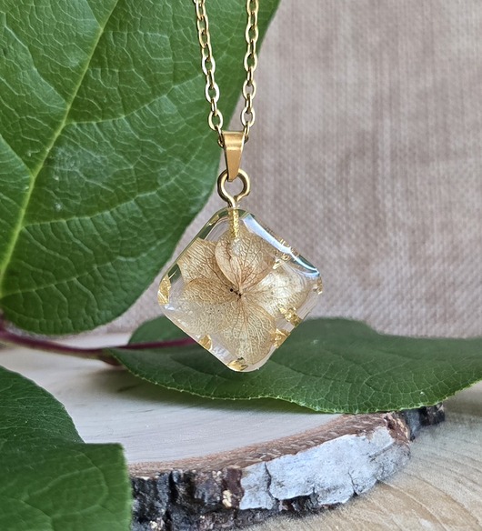 wisiory Złoty wisiorek z hortensją