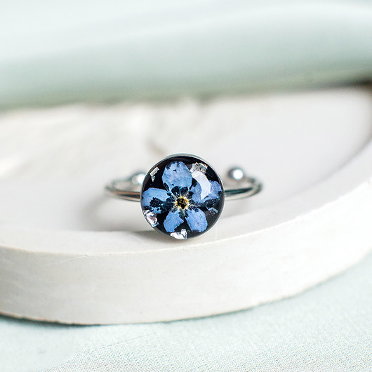 pierścionek z żywicy Pierścionek z niezapominajkami