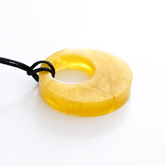 wisiory Okrągły wisiorek z żywicy epoksydowej, kolor złoty, średnica 2,9 cm