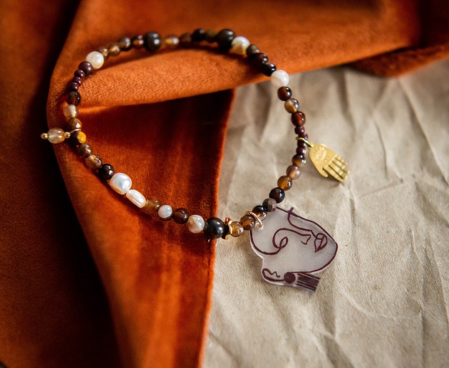 bransoletki - inne Czekolaowa bransoletka z naturalnych kamieni z zawieszką w kształcie twarzy