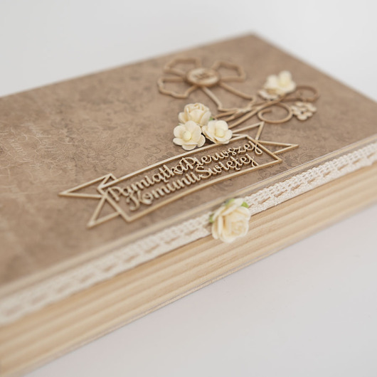 kartki na komunię Pamiątka Pierwszej Komunii w drewnianym pudełku