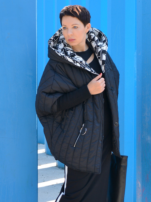 KURTKA/ PELERYNA Damska z kapturem czarna momo fashion