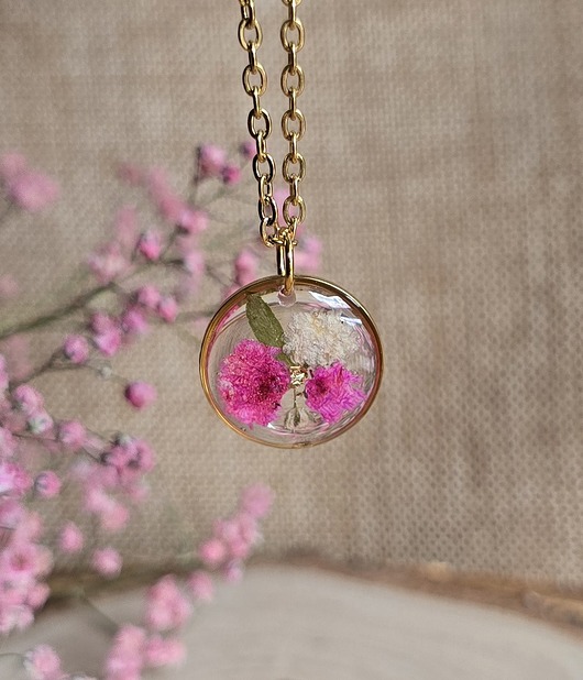 wisiory Łąka kwiatowa różowa Złota zawieszka złoty wisiorek kwiaty żywica