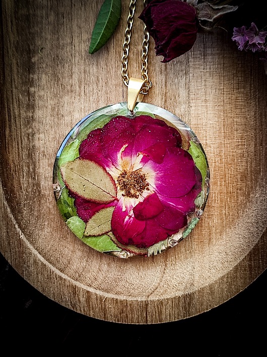 wisiory Naszyjnik z prawdziwym kwiatem róży w żywicy