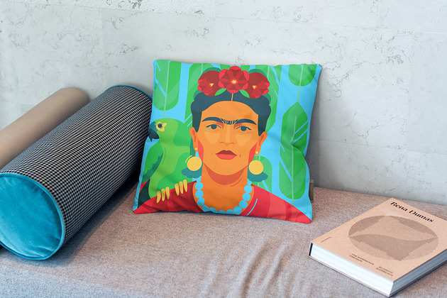 poduszki z grafiką Kolorowa poduszka dekoracyjna - Frida Kahlo