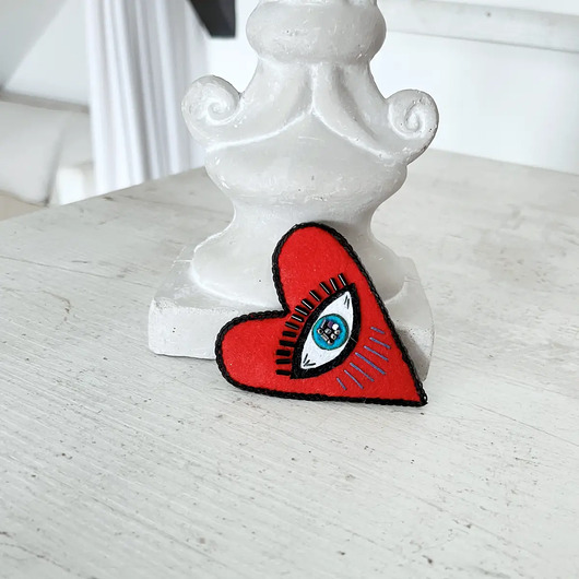 broszki Broszka PATRZ SERCEM 13 ręcznie haftowana przypinka
