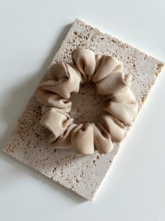 gumki do włosów Jedwabna beżowa gumka do włosów Beige Silk - 9 cm średnicy