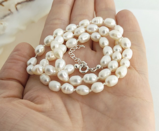 srebrne naszyjniki Perłowy choker na jedwabiu