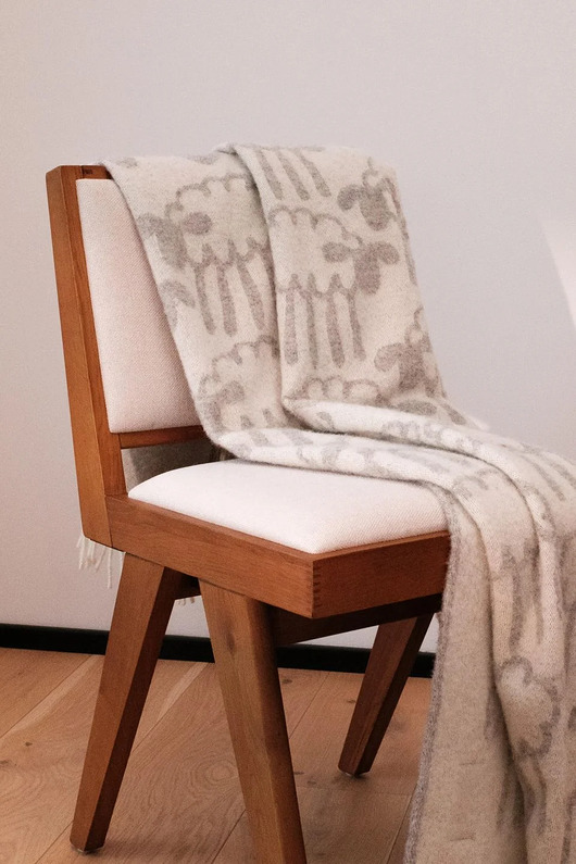 koce i narzuty FRIEDSHEEP w kolorze szarym