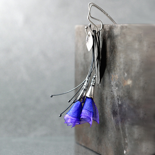kolczyki wire wrapping Srebrne delikatne kolczyki Fioletowe listki