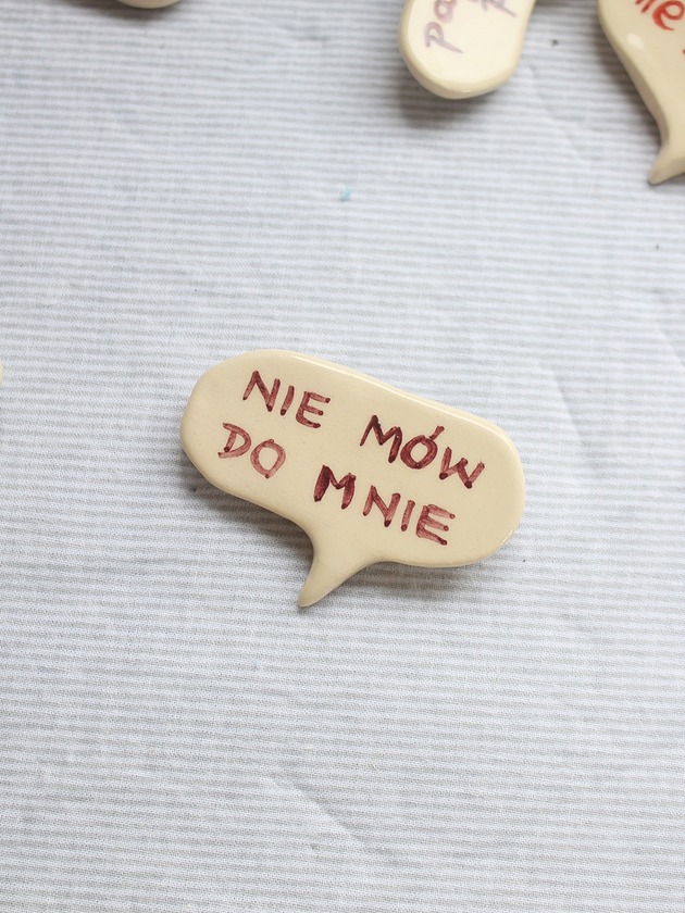 broszki Broszka ceramiczna z napisem NIE MÓW DO MNIE