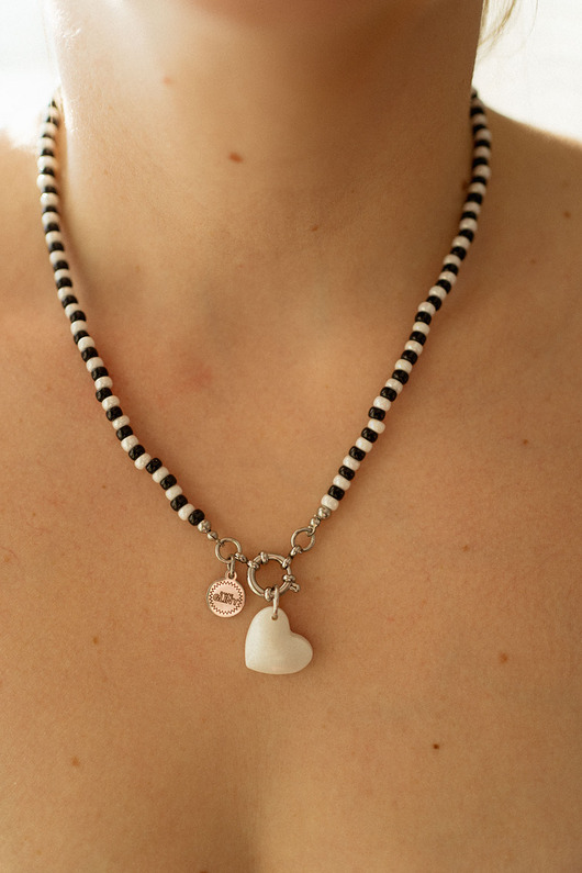 naszyjniki - inne Naszyjnik z koralików z zawieszką serce