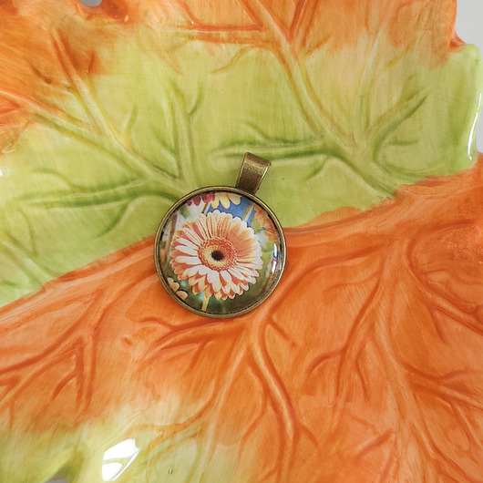 wisiory 6849 Promienna Gerbera: Wisiorek, Który Rozjaśni Twój Dzień!