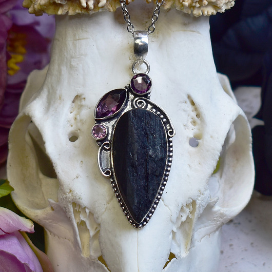 wisiory Miedziany posrebrzany wisiorek z surowym turmalinem i ametystami