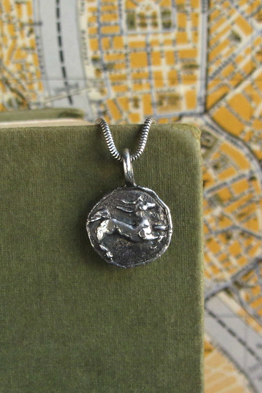 wisiory Zawieszka srebrna moneta z biegnącym koniem