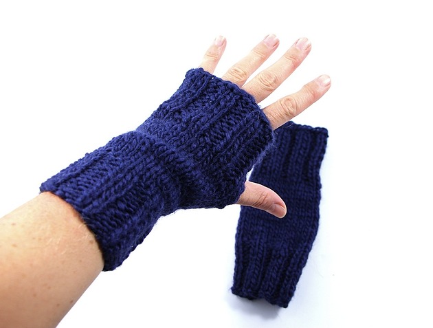 rękawiczki damskie Granatowe mitenki unisex zrobione na drutach
