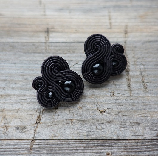 Małe , czarne, eleganckie kolczyki sutasz Mró Soutache