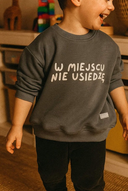bluzy dla dziewczynki Bluza dziecięca W MIEJSCU NIE USIEDZĘ - szara