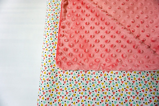 Kocyk geometryczny trójkąciki różowy 75x100 Nukko Design