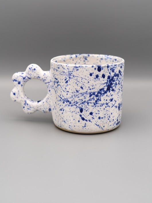 kubki Ceramiczny kubek z kwiatowym uszkiem
