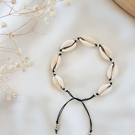 czarna bransoletka z muszelek LEI handmade 