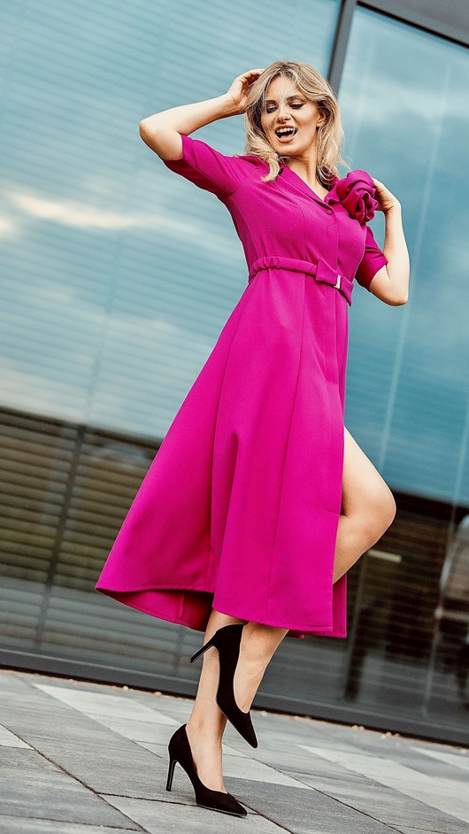 sukienki midi damskie Rozpinana sukienka midi z różą i dwoma paskami - Magenta