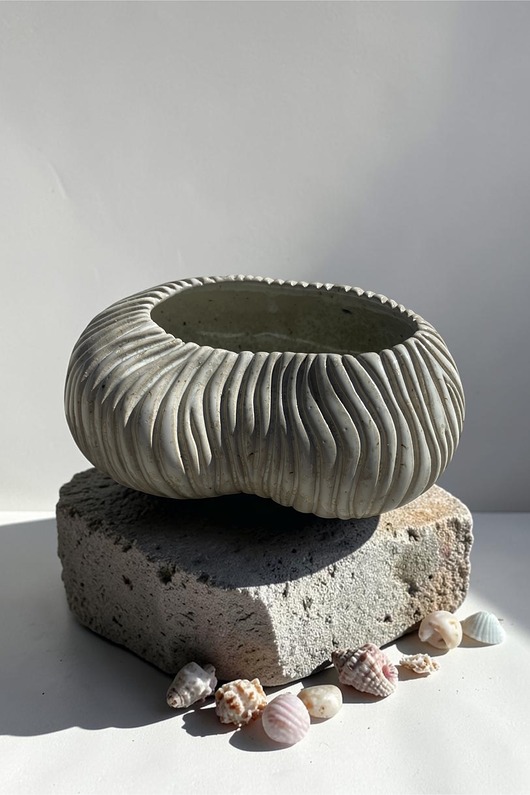 wazony Ręcznie wykonany wazon w stylu japandi, biały z rzeźbiony obiekt ikebana