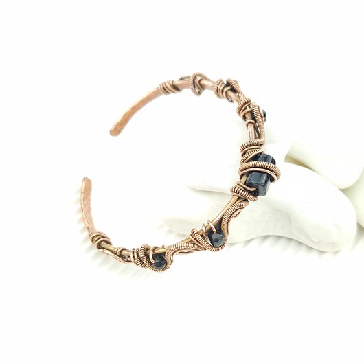 bransoletki wire wrapping Ozdobna bransoleta mankietowa z turmalinem