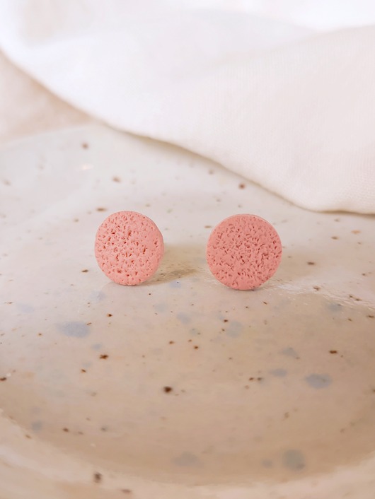 kolczyki z masy plastycznej Różowe kolczyki sztyfty kropki, minimalistyczna biżuteria boho akcesoria