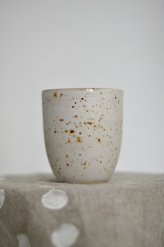 kubki i filiżanki kubek bez ucha biały z kropkami