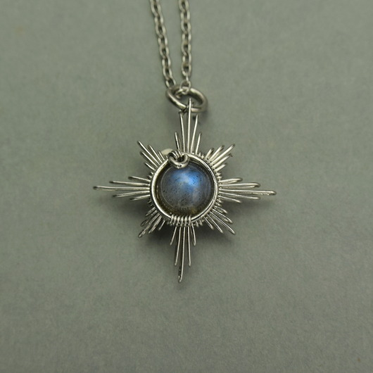 wisiory Mały wisiorek róża wiatrów  niebieski labradoryt wire wrapping