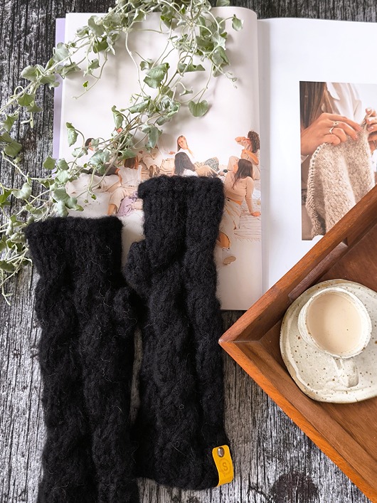 rękawiczki damskie Czarne mitenki z alpaki  z warkoczami LULLABY 100 % alpaka