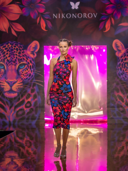 sukienki midi damskie Dopasowana sukienka z kwiatem  - Iris