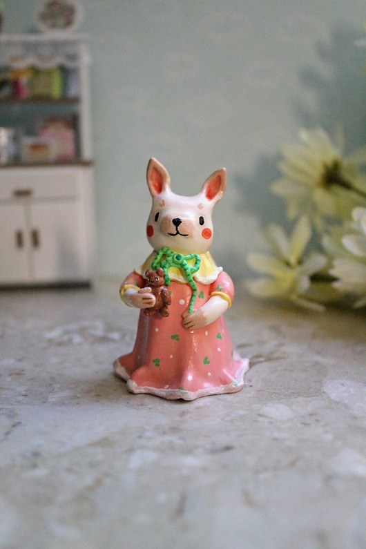 figurki i rzeźby Króliczek w koszuli nocnej