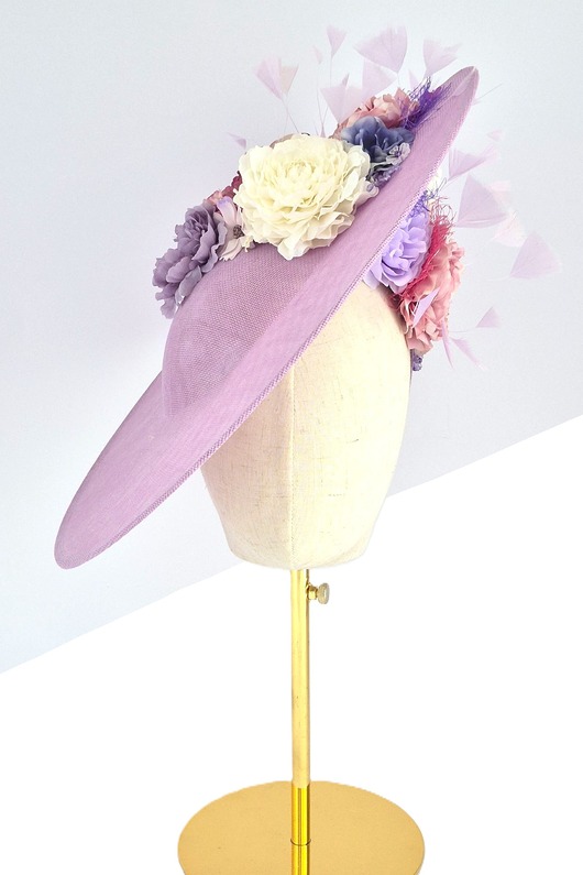 kapelusze damskie LEXI hattinator liliowo ze zdobieniem z kwiatów