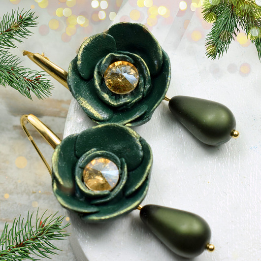 kolczyki z masy plastycznej Ciemnozielone kolczyki kwiaty ze szklaną kroplą