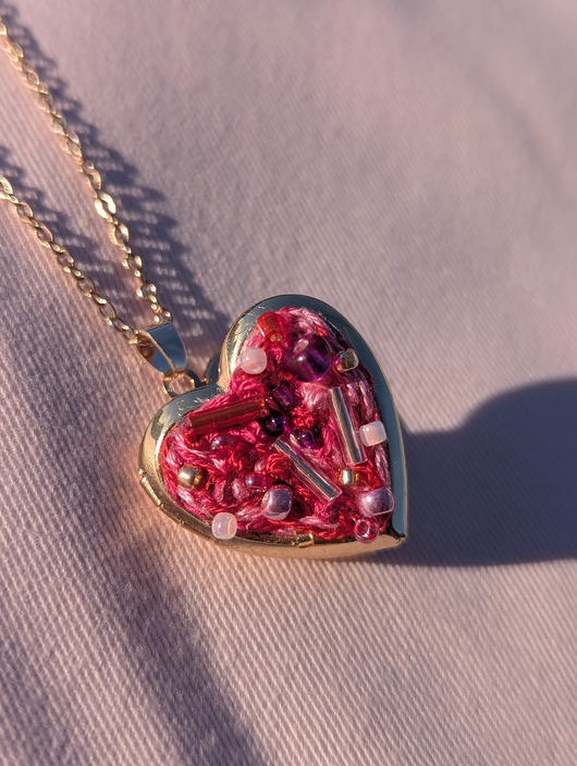 wisiory Naszyjnik - sekretnik ręcznie haftowany w kształcie serca