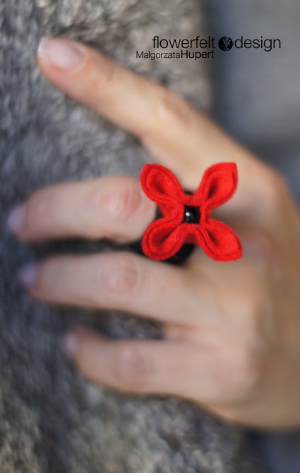 Black with Red pierścionek FlowerFelt Design