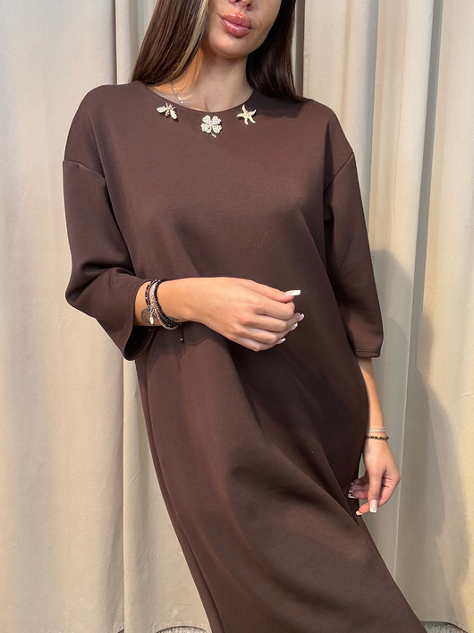 sukienki midi damskie Wiskozowa sukienka z broszką Marrone