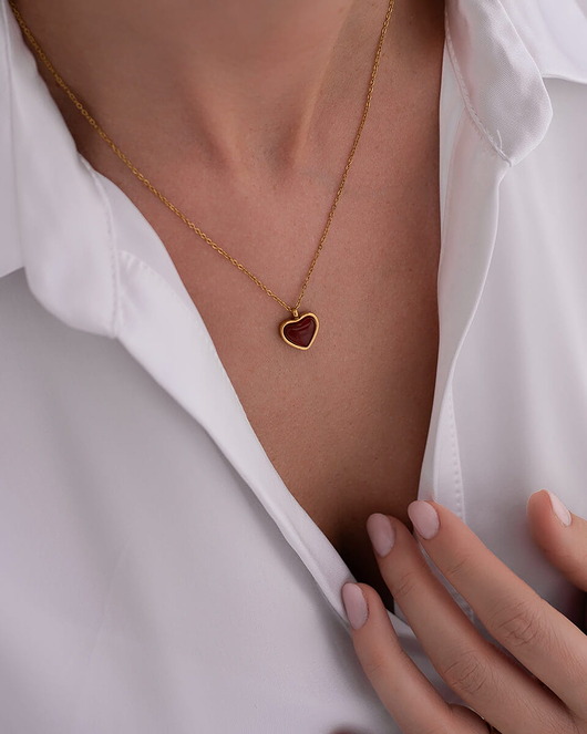 złote naszyjniki Złoty naszyjnik z czerwonym sercem ze stali chirurgicznej pozłacany 18k