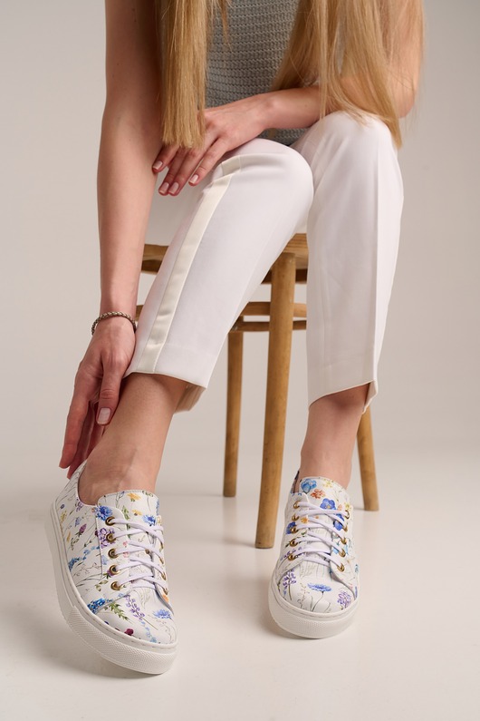 sneakersy damskie Sneakersy skórzane -  białe w kwiatki   (7186)