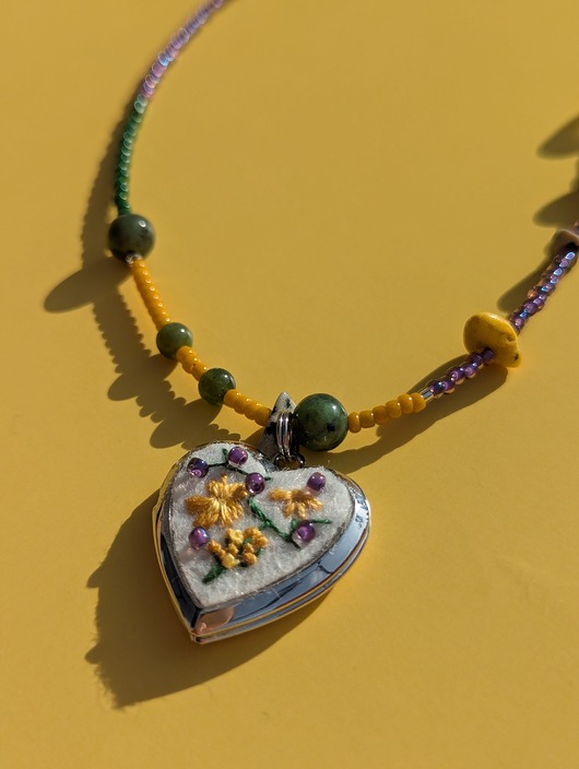 naszyjniki - inne Naszyjnik sekretnik z haftowanymi kwiatami i kamieniami naturalnymi