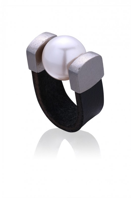 Pearl Ring in Palladium Joccos Design