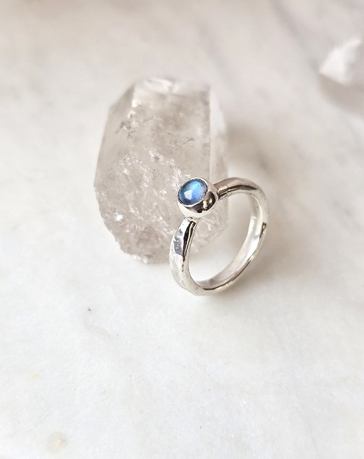 pierścionki srebrne Srebrny pierścionek z kamieniem księżycowym