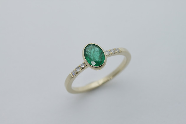 pierścionki zaręczynowe Pierścionek złoty ze szmaragdem i brylantami