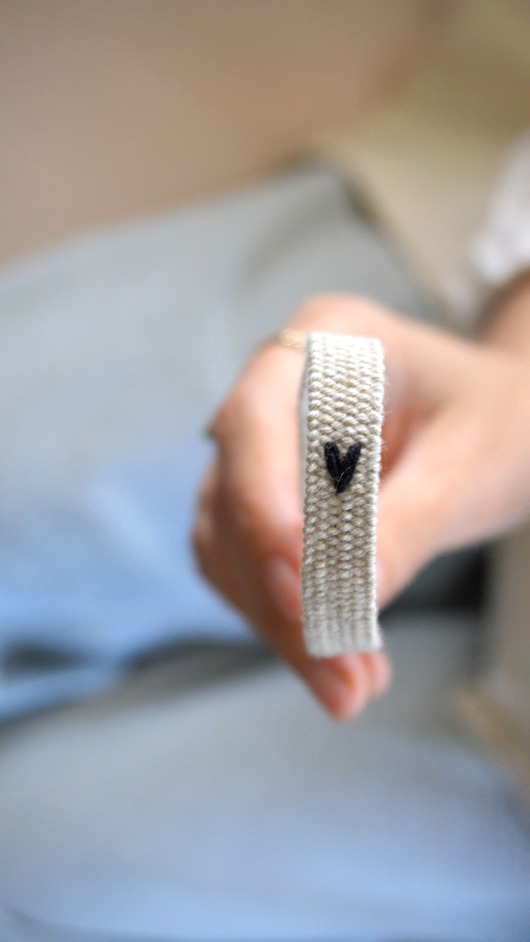 bransoletki srebrne Lniana bransoletka tkana z haftowanym serduszkiem