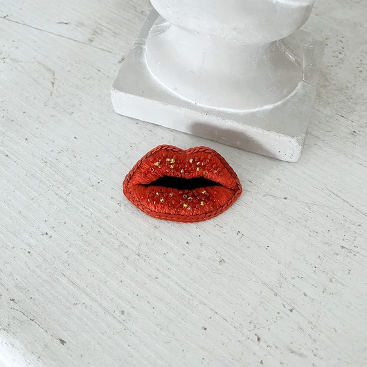 broszki Broszka USTA 6 ręcznie haftowana przypinka koraliki