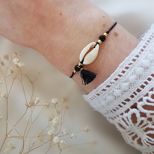bransoletka z muszelką kauri i chwostem LEI handmade 
